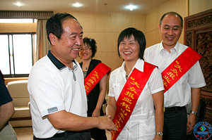 省委高校工委副书记田建国在表彰会前亲切接见刘海燕