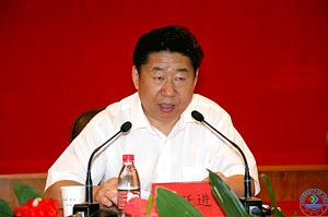 学校党委书记范跃进主持汇报会