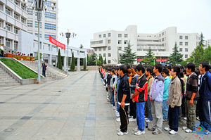 9月28日,来自祖国各地的9900余名新同学分别在东西校区隆重集会,喜迎开学