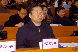 beat365体育官方网站党委书记范跃进、校长程新等11位校领导提前来到教室并担任各专家组组长,主持各组的听课活动